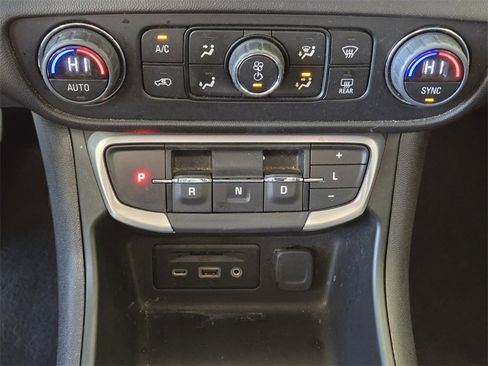 Used 2024 GMC Terrain SLT image 27