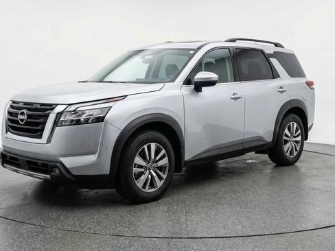 Used 2025 Nissan Pathfinder SV FWD image 3