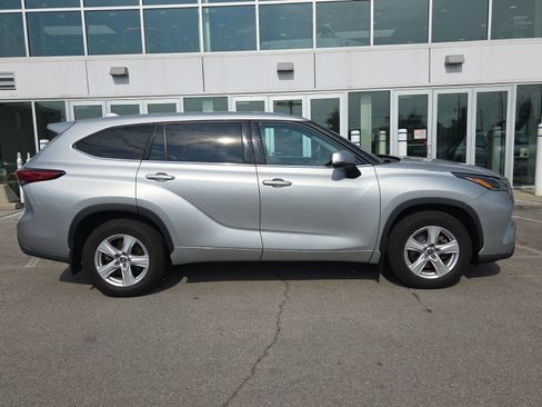 Used 2021 Toyota Highlander LE AWD/4WD image 2