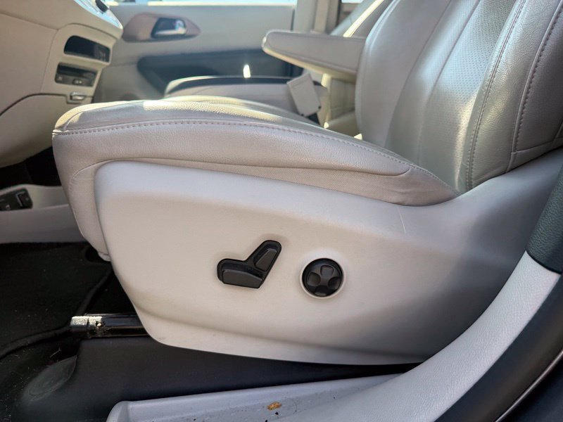 Used 2018 Chrysler Pacifica Touring-L Plus FWD image 4
