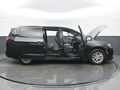 Used 2025 Chrysler Pacifica Select image 57