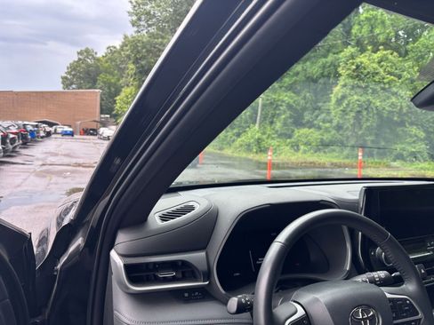 Used 2025 Toyota Highlander XSE AWD/4WD image 38