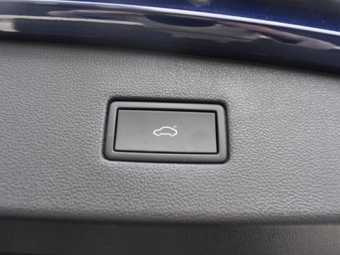 Used 2022 Volkswagen Tiguan SE AWD/4WD image 11