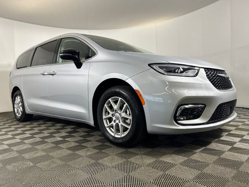 Used 2024 Chrysler Pacifica Touring-L FWD image 31