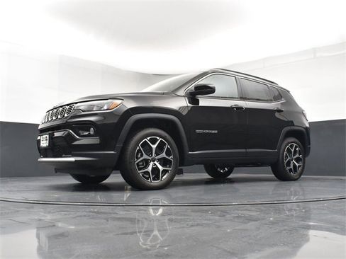 Used 2025 Jeep Compass Limited image 21