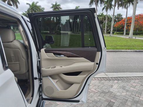 Used 2016 Cadillac Escalade Luxury RWD image 31