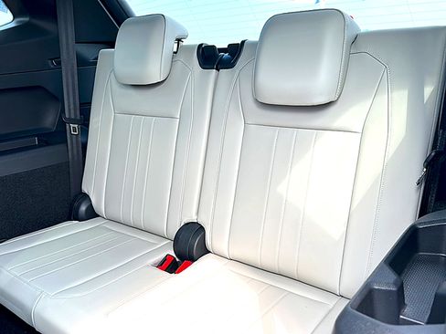 Used 2024 Volkswagen Tiguan SE R-Line w/ MDO Package, Three-Row FWD image 21