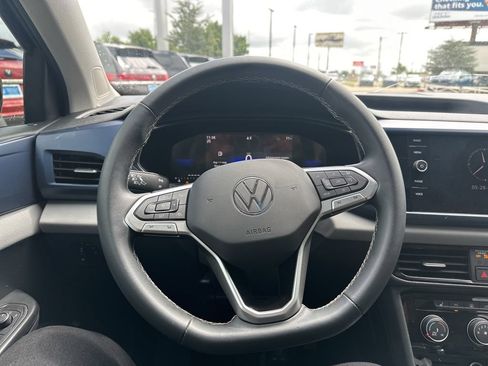 Used 2023 Volkswagen Taos SE w/ Panoramic Sunroof Package FWD image 9