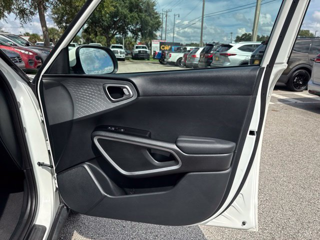 Used 2025 Kia Soul LX w/ LX Technology Package FWD image 13