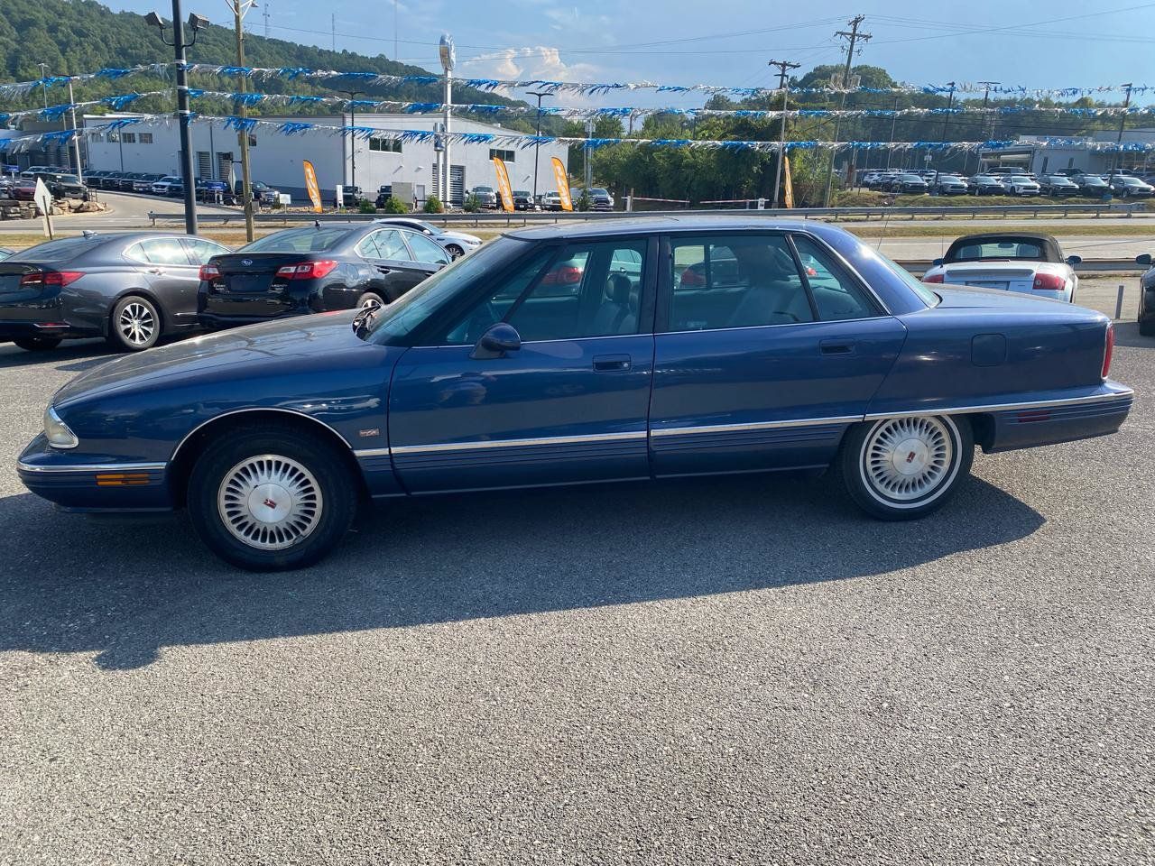 Used 1995 Oldsmobile Ninety-Eight Regency Elite FWD image 4