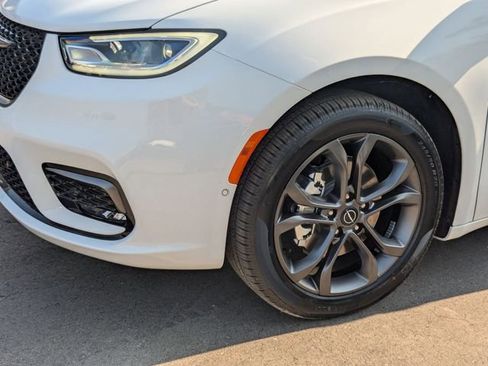 New 2026 Chrysler Pacifica Select image 8