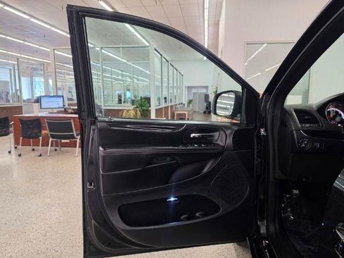 Used 2018 Dodge Grand Caravan SE FWD image 19