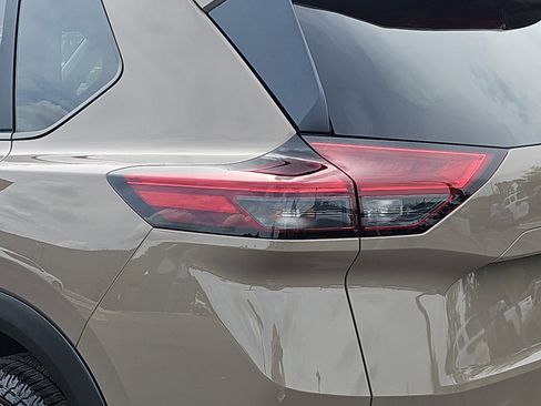 Used 2025 Nissan Rogue SV image 33