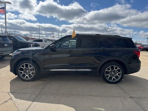 Certified 2025 Ford Explorer Platinum w/ Ultimate Package image 3