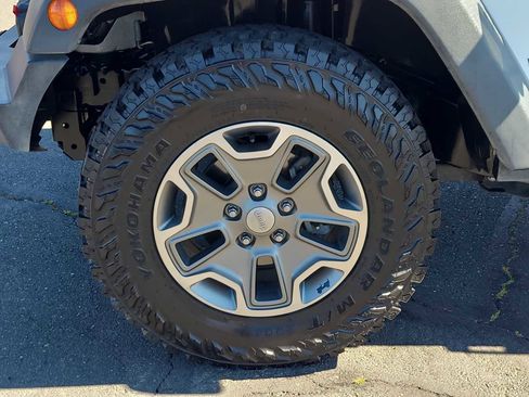 Used 2015 Jeep Wrangler Unlimited Rubicon w/ Connectivity Group image 16