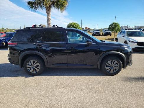 Certified 2025 Nissan Pathfinder SV image 3