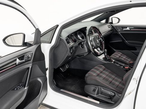 Used 2017 Volkswagen Golf S image 7