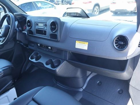 Used 2025 Mercedes-Benz Sprinter 2500 image 8