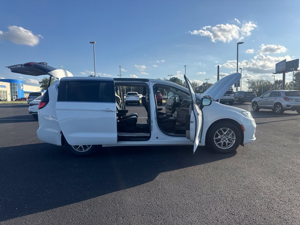 Used 2024 Chrysler Pacifica Touring-L FWD image 15