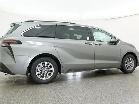 New 2026 Toyota Sienna XLE FWD image 29
