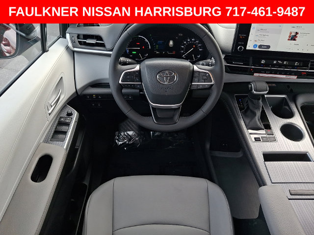 Used 2026 Toyota Sienna XLE FWD image 13