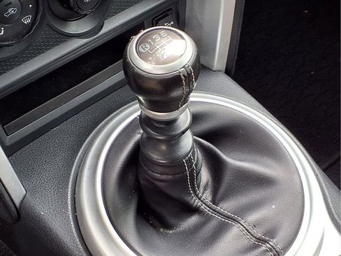 Used 2017 Toyota 86 RWD image 9