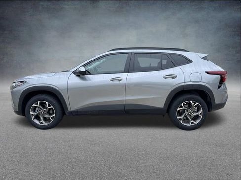 Used 2025 Chevrolet Trax LT w/ LT Convenience Package FWD image 5