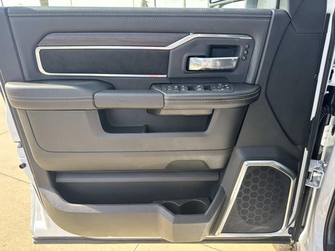 New 2026 RAM 2500 Laramie AWD/4WD image 17