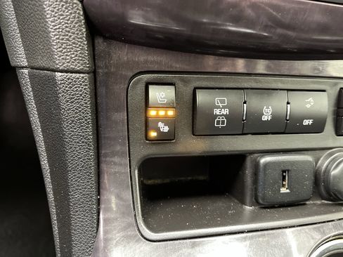 Used 2017 Buick Enclave Premium AWD/4WD image 23