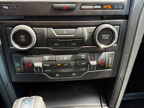 Used 2017 Ford Explorer XLT w/ Equipment Group 202A image 22