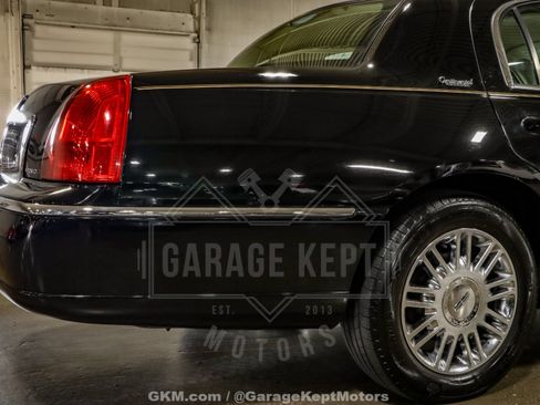 Used 2010 Lincoln Town Car Signature Limited image 51