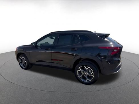 Used 2025 Chevrolet Trax LT w/ LT Convenience Package FWD image 10