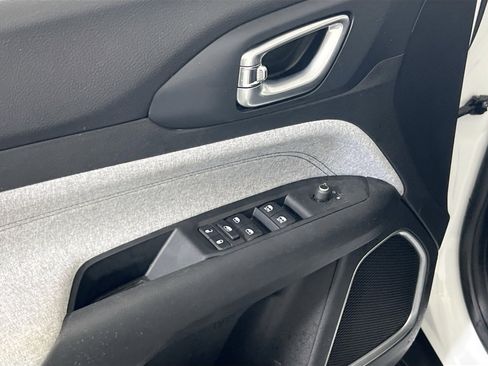 Used 2022 Jeep Compass Latitude image 17