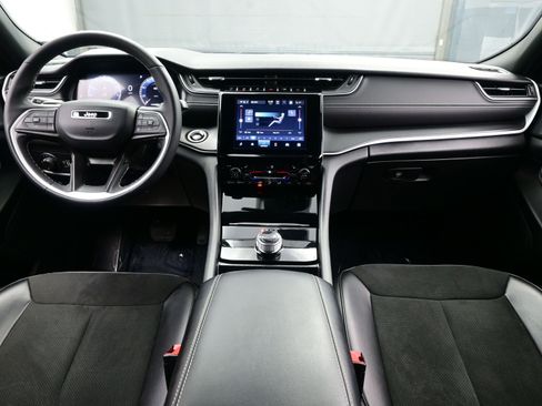 Used 2024 Jeep Grand Cherokee Altitude image 17