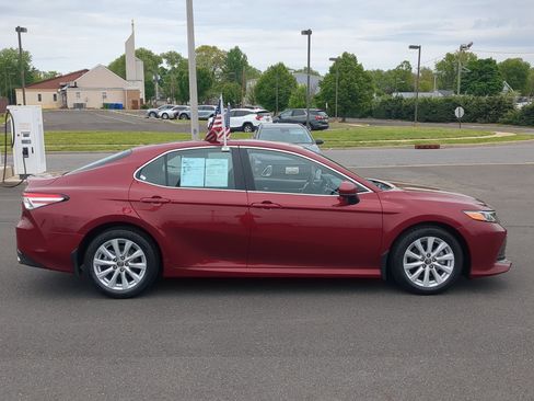 Used 2018 Toyota Camry LE FWD image 8