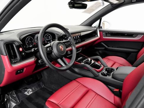 Used 2024 Porsche Cayenne image 4