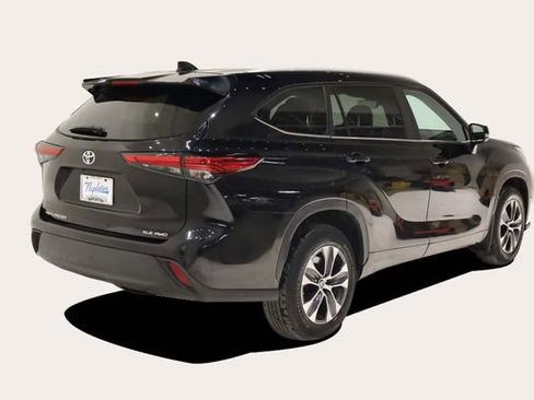 Used 2023 Toyota Highlander XLE image 6