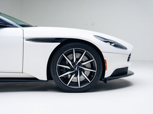 Used 2020 Aston Martin DB11 Volante image 21
