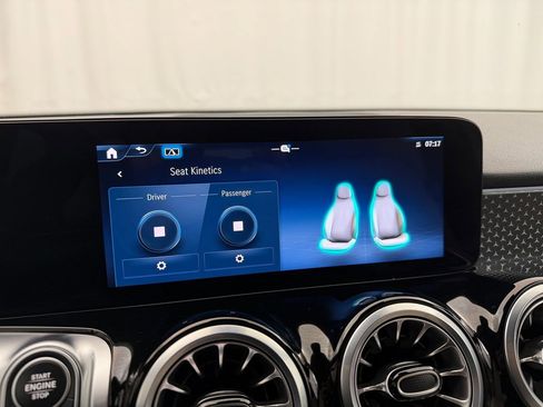 Used 2025 Mercedes-Benz GLB 250 image 27