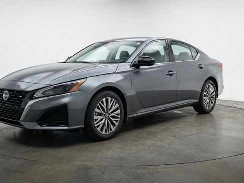Used 2025 Nissan Altima 2.5 SV image 3