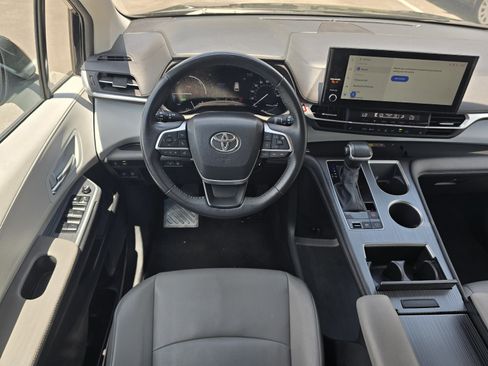 Used 2025 Toyota Sienna XLE FWD image 14