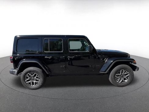 Used 2025 Jeep Wrangler Unlimited Sahara AWD/4WD image 16