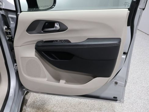 Certified 2024 Chrysler Pacifica Touring-L image 24