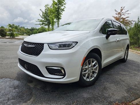 New 2025 Chrysler Pacifica Select image 3