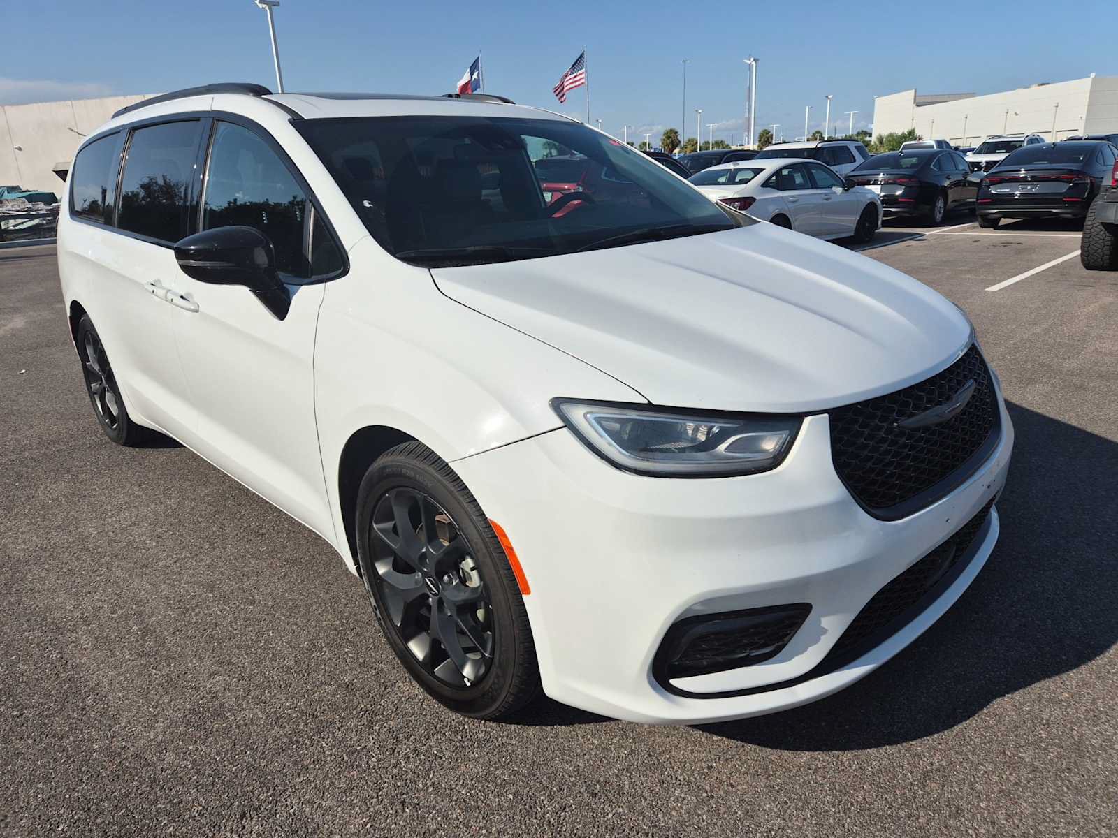 Used 2025 Chrysler Pacifica Limited FWD image 4
