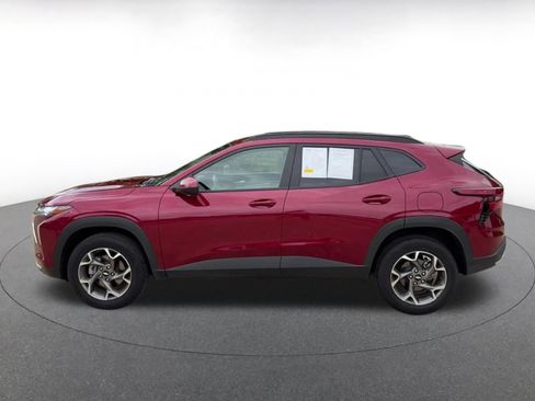 Used 2025 Chevrolet Trax LT FWD image 9