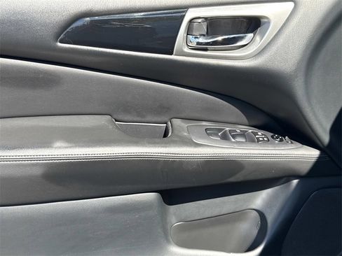 Used 2020 Nissan Pathfinder S image 16