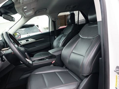 Used 2025 Ford Explorer Active w/ Active Comfort Package RWD image 17