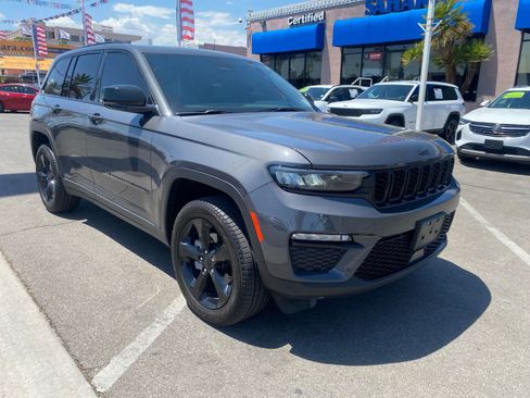 Used 2025 Jeep Grand Cherokee Limited w/ Black Appearance Package AWD/4WD image 3