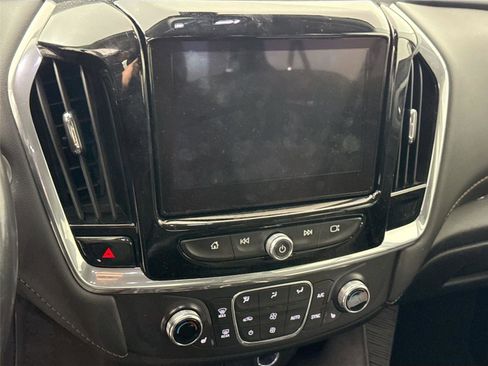 Used 2020 Chevrolet Traverse LT image 12